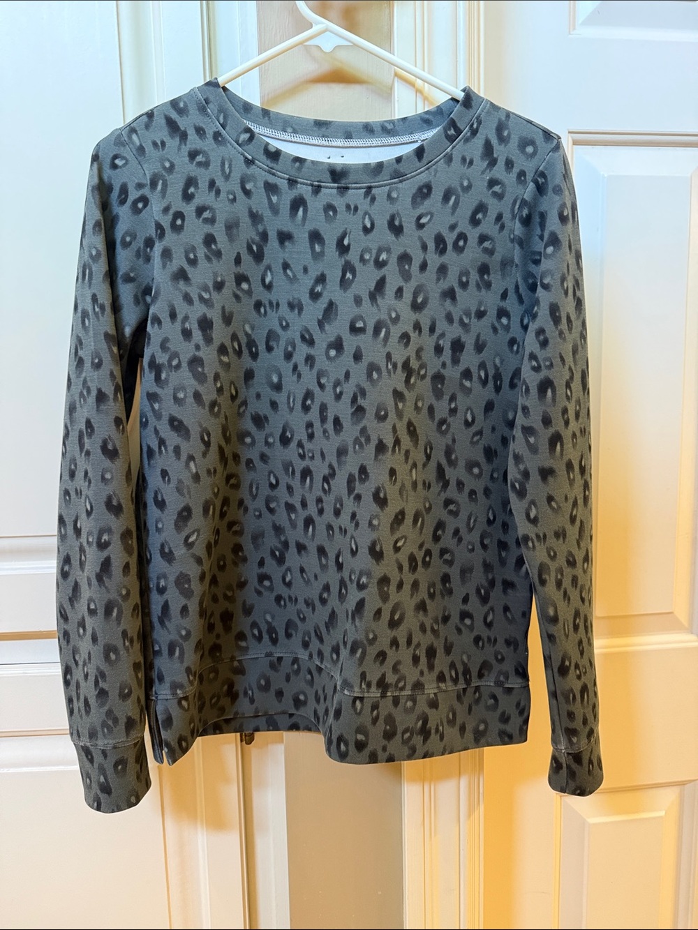 GAIAM Athletic Top in Light Gray with Dark Gray Trim